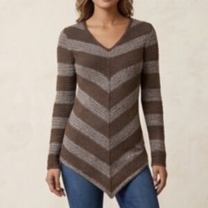 BIANCA NYGARD Chevron Handkerchief Hem V-Neck Sweater